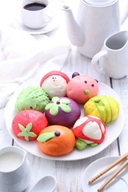 Tatlı hayvan karakterleri şeklinde çörekler ya da pao.