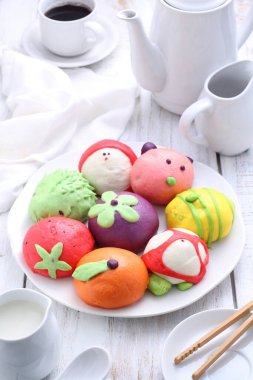 Tatlı hayvan karakterleri şeklinde çörekler ya da pao.