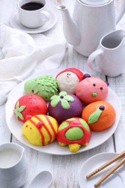 Tatlı hayvan karakterleri şeklinde çörekler ya da pao.