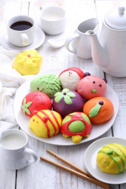 Tatlı hayvan karakterleri şeklinde çörekler ya da pao.