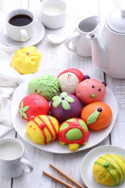 Tatlı hayvan karakterleri şeklinde çörekler ya da pao.