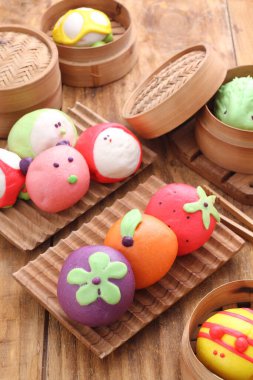 Tatlı hayvan karakterleri şeklinde çörekler ya da pao.