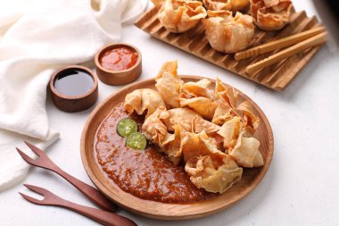 Batagor, Endonezya 'dan gelen ve Güneydoğu Asya' da popüler olan, genellikle fıstık soslu kızarmış balık köftelerinden oluşan bir Sundan yemeğidir. Geleneksel olarak kıyma tenggiri 'den yapılır.