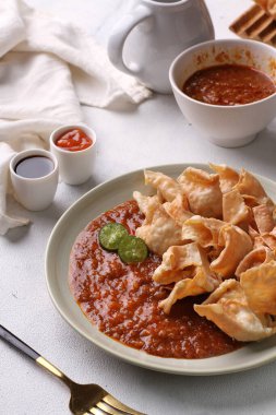 Batagor, Endonezya 'dan gelen ve Güneydoğu Asya' da popüler olan, genellikle fıstık soslu kızarmış balık köftelerinden oluşan bir Sundan yemeğidir. Geleneksel olarak kıyma tenggiri 'den yapılır., 