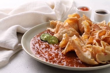 Batagor, Endonezya 'dan gelen ve Güneydoğu Asya' da popüler olan, genellikle fıstık soslu kızarmış balık köftelerinden oluşan bir Sundan yemeğidir. Geleneksel olarak kıyma tenggiri 'den yapılır., 