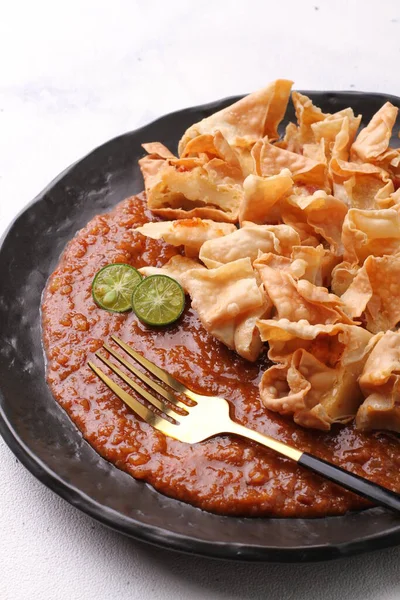 バタゴールはインドネシアのスンダ料理で 東南アジアで人気があります フライフィッシュ餃子は 通常ピーナッツソースで提供されます 伝統的にミンチテングリから作られています — ストック写真
