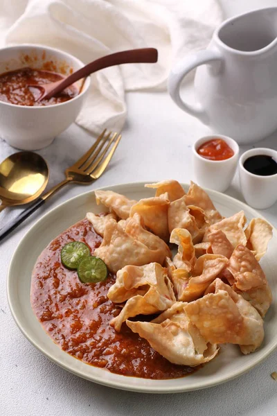 巴塔哥鱼 Batagor 是一种来自印度尼西亚的圣丹丹菜 在东南亚很受欢迎 由炸鱼饺子组成 通常与花生酱一起食用 它传统上是由切碎的肌腱制成的 — 图库照片