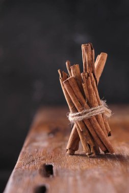ahşap masa üzerine tarçın