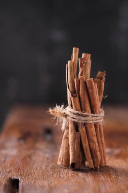 ahşap masa üzerine tarçın