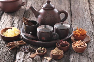 Çaydanlığı çevreleyen bazı bitkiler.