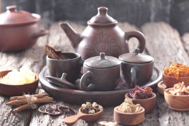 Çaydanlığı çevreleyen bazı bitkiler.