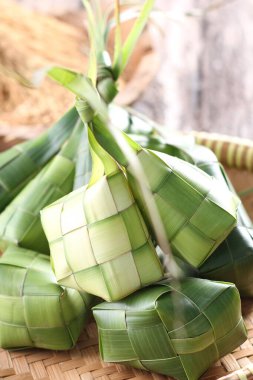 Genç hindistan cevizi yapraklarından ketupat kabuğu