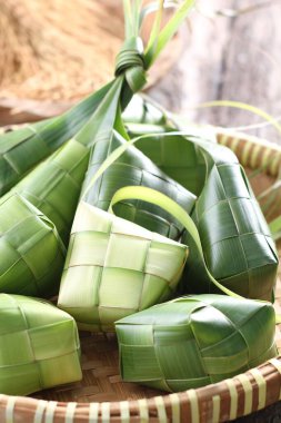 Genç hindistan cevizi yapraklarından ketupat kabuğu