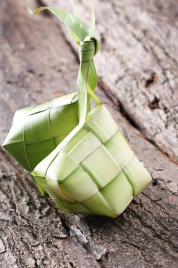 Genç hindistan cevizi yapraklarından ketupat kabuğu