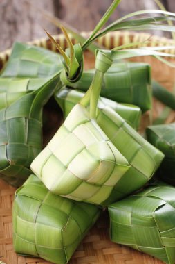 Genç hindistan cevizi yapraklarından ketupat kabuğu