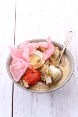 Ketupat (Endonezce ve Malay dillerinde: kupat), Endonezya kökenli elmas şeklindeki palmiye yaprağı kesesinde bulunan pirinç hamurunun bir türüdür..