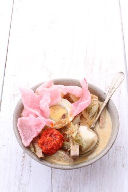 Ketupat (Endonezce ve Malay dillerinde: kupat), Endonezya kökenli elmas şeklindeki palmiye yaprağı kesesinde bulunan pirinç hamurunun bir türüdür..