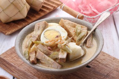 Ketupat (Endonezce ve Malay dillerinde: kupat), Endonezya kökenli elmas şeklindeki palmiye yaprağı kesesinde bulunan pirinç hamurunun bir türüdür..