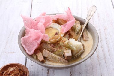 Ketupat (Endonezce ve Malay dillerinde: kupat), Endonezya kökenli elmas şeklindeki palmiye yaprağı kesesinde bulunan pirinç hamurunun bir türüdür..