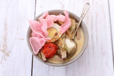 Ketupat (Endonezce ve Malay dillerinde: kupat), Endonezya kökenli elmas şeklindeki palmiye yaprağı kesesinde bulunan pirinç hamurunun bir türüdür..