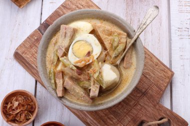 Ketupat (Endonezce ve Malay dillerinde: kupat), Endonezya kökenli elmas şeklindeki palmiye yaprağı kesesinde bulunan pirinç hamurunun bir türüdür..