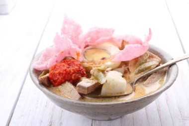 Ketupat (Endonezce ve Malay dillerinde: kupat), Endonezya kökenli elmas şeklindeki palmiye yaprağı kesesinde bulunan pirinç hamurunun bir türüdür..