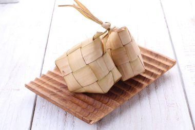 Ketupat (Endonezce ve Malay dillerinde: kupat), Endonezya kökenli elmas şeklindeki palmiye yaprağı kesesinde bulunan pirinç hamurunun bir türüdür..