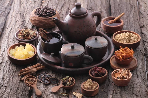 Some Types Herbs Circling Teapot — Stock Photo, Image