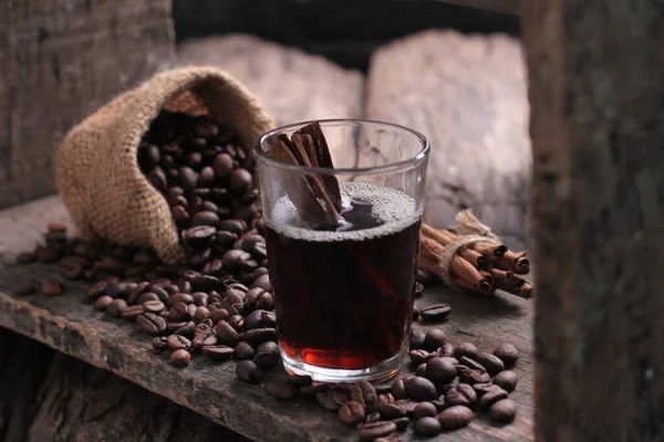 Kaffe Dryck Framställd Rostade Kaffebönor Mörkfärgat Bittert Och Något Surt — Stockfoto