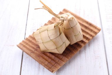 Ketupat (Endonezce ve Malay dillerinde: kupat), Endonezya kökenli elmas şeklindeki palmiye yaprağı kesesinde bulunan pirinç hamurunun bir türüdür..