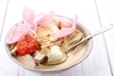 Ketupat (Endonezce ve Malay dillerinde: kupat), Endonezya kökenli elmas şeklindeki palmiye yaprağı kesesinde bulunan pirinç hamurunun bir türüdür..