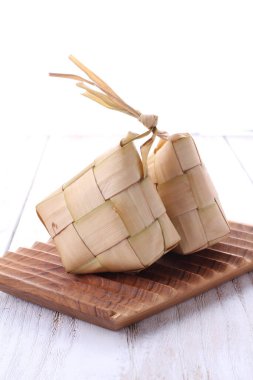 Ketupat (Endonezce ve Malay dillerinde: kupat), Endonezya kökenli elmas şeklindeki palmiye yaprağı kesesinde bulunan pirinç hamurunun bir türüdür..