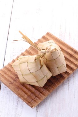 Ketupat (Endonezce ve Malay dillerinde: kupat), Endonezya kökenli elmas şeklindeki palmiye yaprağı kesesinde bulunan pirinç hamurunun bir türüdür..