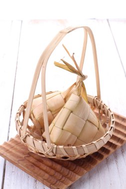 Ketupat (Endonezce ve Malay dillerinde: kupat), Endonezya kökenli elmas şeklindeki palmiye yaprağı kesesinde bulunan pirinç hamurunun bir türüdür..