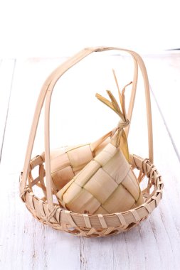 Ketupat (Endonezce ve Malay dillerinde: kupat), Endonezya kökenli elmas şeklindeki palmiye yaprağı kesesinde bulunan pirinç hamurunun bir türüdür..