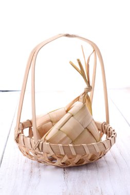 Ketupat (Endonezce ve Malay dillerinde: kupat), Endonezya kökenli elmas şeklindeki palmiye yaprağı kesesinde bulunan pirinç hamurunun bir türüdür..