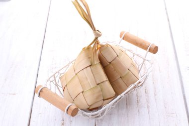 Ketupat (Endonezce ve Malay dillerinde: kupat), Endonezya kökenli elmas şeklindeki palmiye yaprağı kesesinde bulunan pirinç hamurunun bir türüdür..