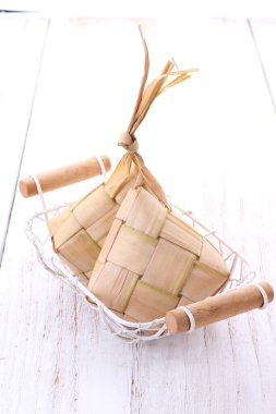 Ketupat (Endonezce ve Malay dillerinde: kupat), Endonezya kökenli elmas şeklindeki palmiye yaprağı kesesinde bulunan pirinç hamurunun bir türüdür..