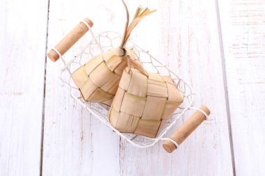 Ketupat (Endonezce ve Malay dillerinde: kupat), Endonezya kökenli elmas şeklindeki palmiye yaprağı kesesinde bulunan pirinç hamurunun bir türüdür..