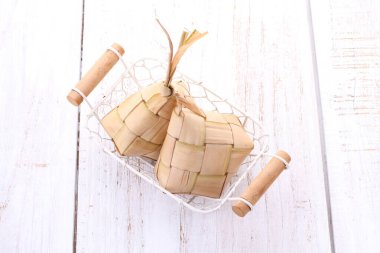 Lontong Sayur Padang, Endonezyalılar tarafından kahvaltıda yenen bir yemektir.