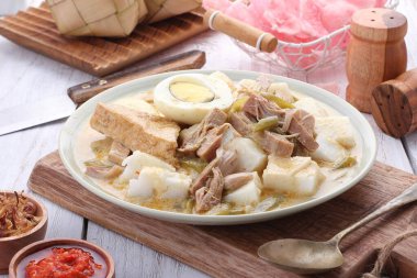 Lontong Sayur Padang, Endonezyalılar tarafından kahvaltıda yenen bir yemektir.
