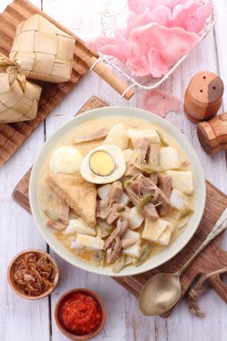 Lontong Sayur Padang, Endonezyalılar tarafından kahvaltıda yenen bir yemektir.