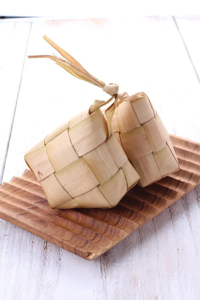 Ketupat 印度尼西亚语和马来语 Kupat 爪哇语和松达语 或Tipat 巴厘语 是一种饺子 用装在钻石形的装有棕榈叶袋的容器中 原产于印度尼西亚 — 图库照片