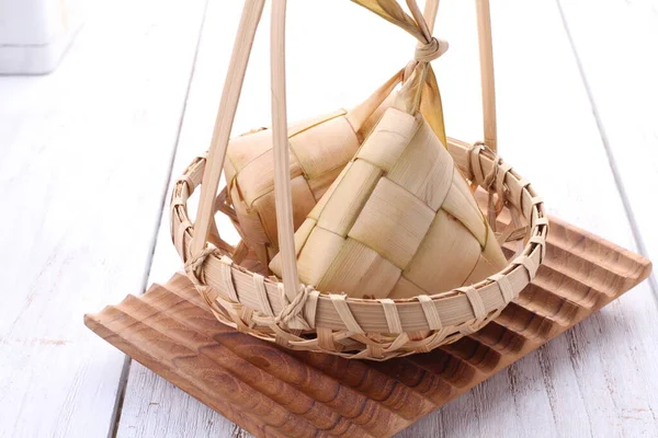 Ketupat 印度尼西亚语和马来语 Kupat 爪哇语和松达语 或Tipat 巴厘语 是一种饺子 用装在钻石形的装有棕榈叶袋的容器中 原产于印度尼西亚 — 图库照片