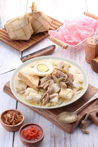 Lontong Sayur Padang, Endonezyalılar tarafından kahvaltıda yenen bir yemektir.