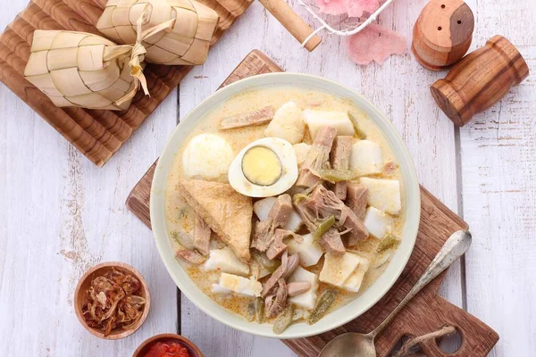 Lontong Sayur Padang, Endonezyalılar tarafından kahvaltıda yenen bir yemektir.