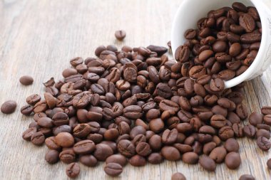 Beyaz arka planda kahve çekirdekleri. en üstteki görünüm.