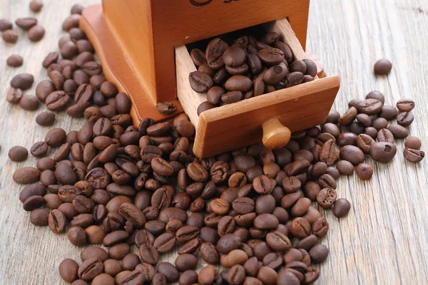 Chicchi Caffè Torrefatto Con Sfondo Legno — Foto Stock