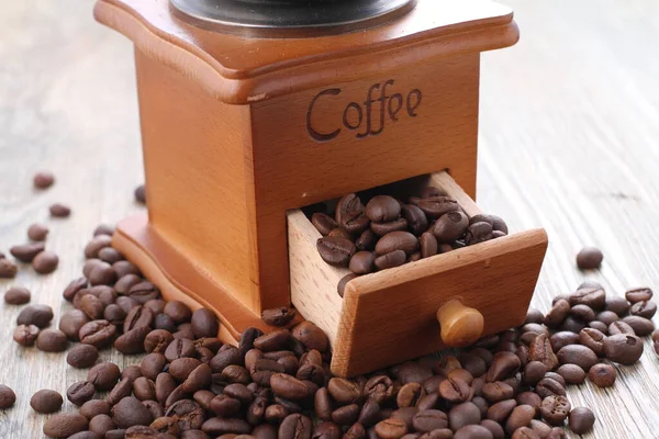 Kahve Çekirdekleri Ahşap Arka Planda Kavrulmuş Kahve — Stok fotoğraf