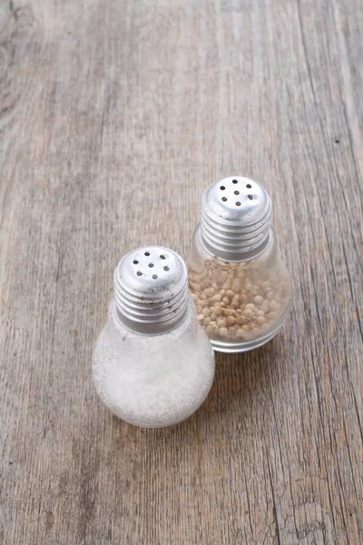 Pfeffer Und Salz Glas Auf Holzgrund — Stockfoto